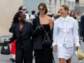 Drei Frauen präsentieren unterschiedliche, modische clothing styles: ein schwarzer Anzug, ein schwarzes Kleid mit Fransen und ein weißes Hemd mit Rock.