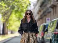 Frau mit langen Haaren trägt eine Lederjacke und einen auffälligen Leo Rock. Sie kombiniert den Leo Rock mit lässiger Eleganz.