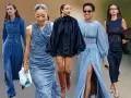 Fünf Frauen präsentieren verschiedene Wege, ein Jeanskleid zu kombinieren: von lässig bis elegant.