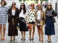 Sechs Frauen präsentieren ihren **scandi look** auf Kopfsteinpflaster. Von gestreiften Kleidern bis zu Lederjacken – ein vielfältiger Stilmix.