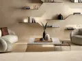 Beige Wandfliesen und Möbel schaffen eine warme Atmosphäre. Dunkle Akzente wie Vasen und Bücher zeigen, welche Farbe passt zu Beige.