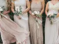 Brautjungfern in eleganten Kleidern mit Blumensträußen. Inspiration, was zieht man zur Hochzeit an als Gast Frau.