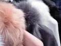 Weiche Kunstfell-Pompons in Rosa, Grau und Weiß. Ideal für Mützen, die man waschen kann.