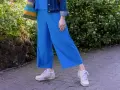 Blaues Culotte-Outfit mit Jeansjacke und bunten Tasche. So kann man Culottes kombinieren für einen lässigen Look.