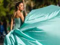Eine Dame im mintgrünen Glitzerkleid mit voluminösem Rock, perfekt für den Black Tie Dresscode Damen.