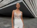 Moderne Braut: Ein weißer Jumpsuit mit funkelndem Oberteil, perfekt um einen Jumpsuit zu kombinieren Hochzeit.