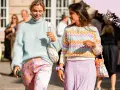 Zwei Frauen in pastellfarbenen Outfits, die sanfte Töne wie Hellblau, Rosa und Lavendel zeigen. Sie verkörpern den Charme von pastellfarben.
