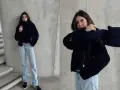 Stylisches Outfit für kalte Tage: Dunkelblaue Teddyjacke, passender Schal und helle Jeans. Perfekt für den Winter.