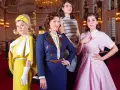 Vier Frauen in stilvollen Outfits, die an die Kleiderordnung des Theater des Westens erinnern, posieren vor einem opulenten Hintergrund.