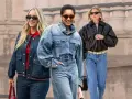 Drei Frauen zeigen, wie man Mom Jeans kombiniert: mit Jeansjacke, Lederjacke und sportlichem Top.