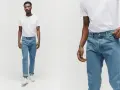 Mann in blauer Jeans und weißem T-Shirt. Ein Beispiel, wie man blaue Jeans kombinieren kann, lässig und stilvoll.