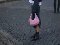 Ein grauer Strickrock kombiniert mit einem Oversize-Pullover und einer pinken Tasche.
