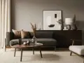 Gemütliches Wohnzimmer: Anthrazit und beige kombinieren. Dunkelgraues Sofa, beiger Teppich, Holzmöbel und dezente Deko.
