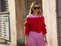 Frau in rotem Off-Shoulder-Pullover und rosa Hose. Eine tolle Farbkombination, die zeigt, welche Farbe passt zu roter Kleidung: Rosa!