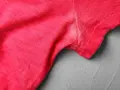 Rotes T-Shirt mit hartnäckigen Deo-Flecken unter dem Arm. Tipps zum Deoflecken entfernen gesucht.