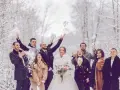 Fröhliche Gäste werfen Schnee in der Luft. Das Brautpaar strahlt, während die Gäste ihr silberhochzeit outfit tragen.