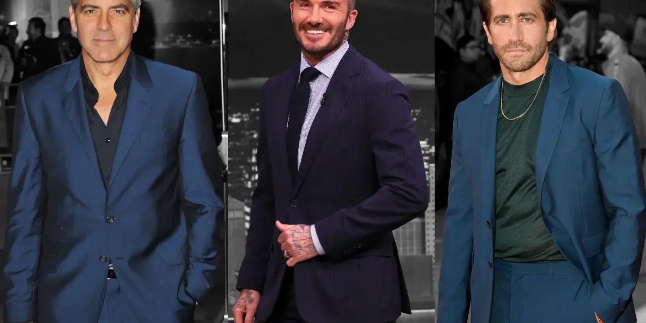 George Clooney, David Beckham und Jake Gyllenhaal in blauen Anzügen. Welches Hemd passt am besten? Clooney trägt ein schwarzes Hemd, Beckham ein gestreiftes Hemd mit Krawatte, Gyllenhaal ein dunkles grünes Hemd.