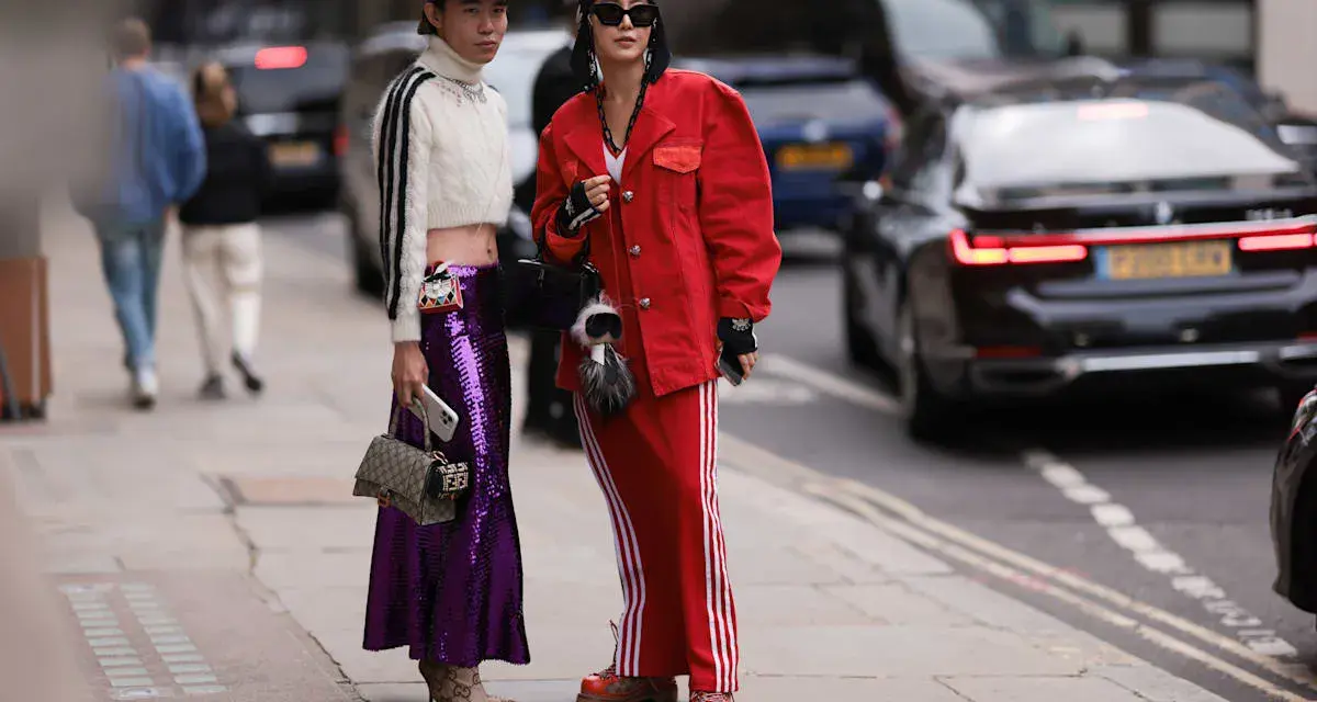 Zwei Personen präsentieren ihren **new money style** auf der Straße: glitzernder lila Rock, rote Jacke und sportliche Elemente.