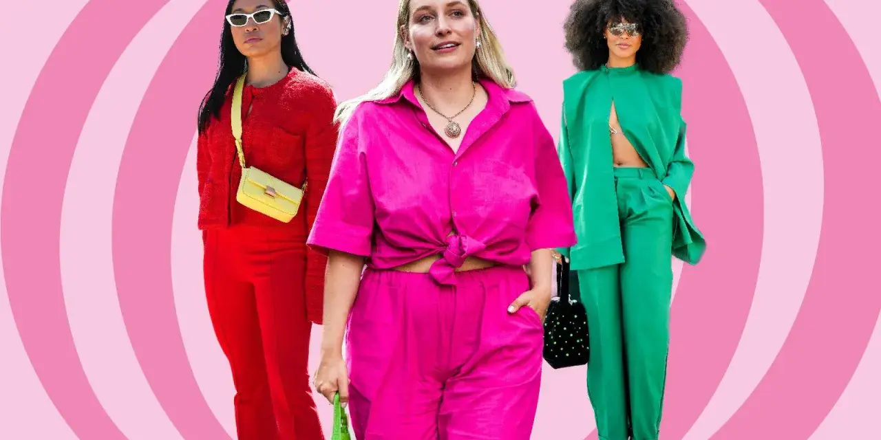 Drei Frauen in leuchtenden Outfits: Rot mit gelber Tasche, Pink und Grün. Inspiration, welche farben passen zusammen kleidung.