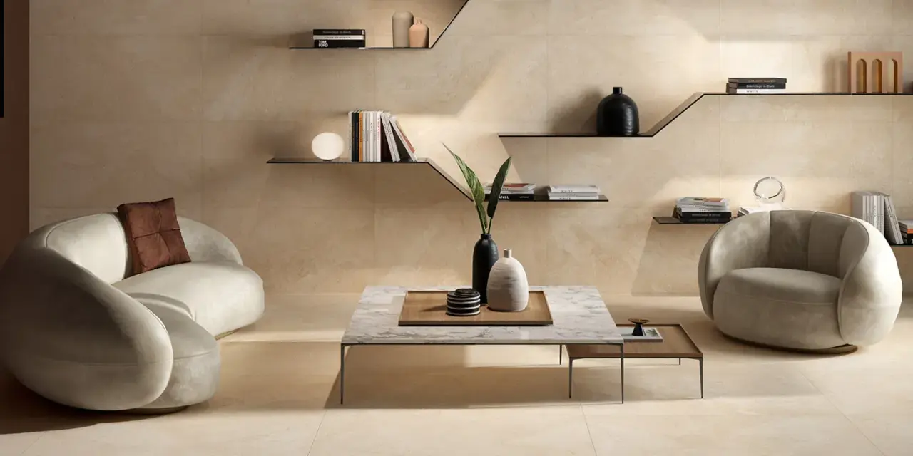 Beige Wandfliesen und Möbel schaffen eine warme Atmosphäre. Dunkle Akzente wie Vasen und Bücher zeigen, welche Farbe passt zu Beige.