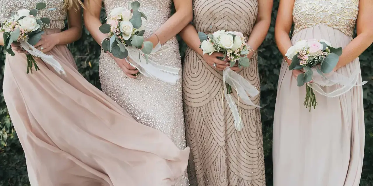 Brautjungfern in eleganten Kleidern mit Blumensträußen. Inspiration, was zieht man zur Hochzeit an als Gast Frau.