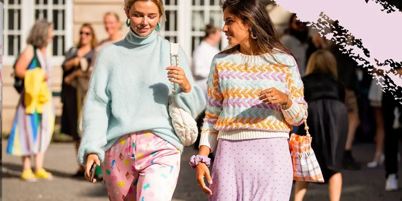 Zwei Frauen in pastellfarbenen Outfits, die sanfte Töne wie Hellblau, Rosa und Lavendel zeigen. Sie verkörpern den Charme von pastellfarben.