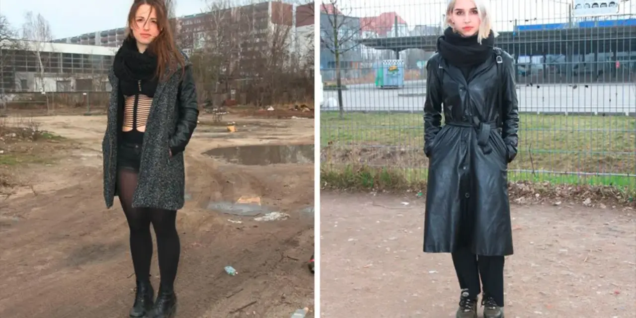 Zwei Frauen in Berlin, bereit für einen Clubbesuch. Links mit grauem Mantel und Korsett, rechts im schwarzen Leder-Outfit. Perfektes Berghain Outfit.