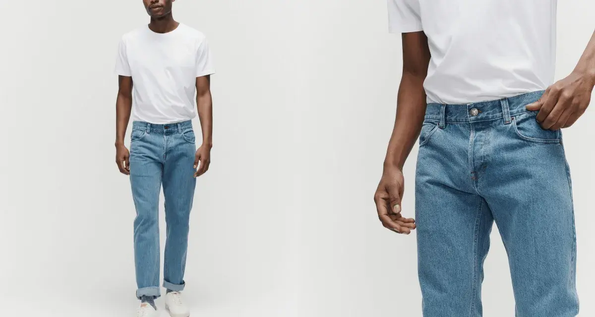 Mann in blauer Jeans und weißem T-Shirt. Ein Beispiel, wie man blaue Jeans kombinieren kann, lässig und stilvoll.