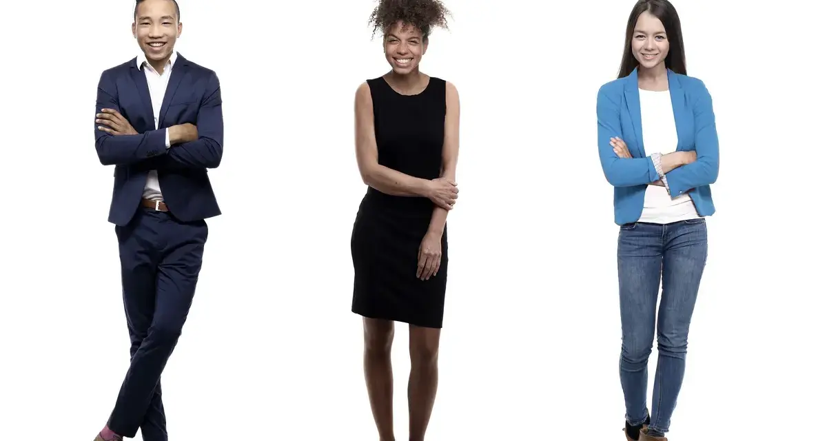 Drei Personen stehen nebeneinander. Links ein Mann im Anzug, in der Mitte eine Frau im schwarzen Kleid, rechts eine Frau im Blazer und Jeans. Alle lächeln und zeigen einen dresscode informal.