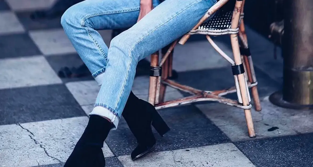 Lässiger Look: Jeans mit hochgekrempeltem Saum und schwarzen Stiefeletten. Perfekt, um Boots mit Jeans zu kombinieren.