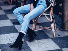 Lässiger Look: Jeans mit hochgekrempeltem Saum und schwarzen Stiefeletten. Perfekt, um Boots mit Jeans zu kombinieren.