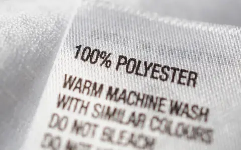 Pflegeetikett: 100% Polyester. Warm in der Maschine waschen mit ähnlichen Farben. Kein Bleichen.