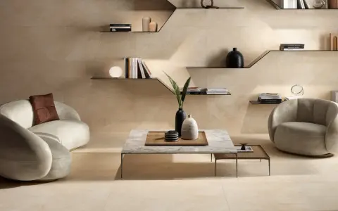 Beige Wandfliesen und Möbel schaffen eine warme Atmosphäre. Dunkle Akzente wie Vasen und Bücher zeigen, welche Farbe passt zu Beige.