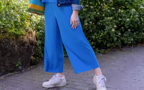 Blaues Culotte-Outfit mit Jeansjacke und bunten Tasche. So kann man Culottes kombinieren für einen lässigen Look.