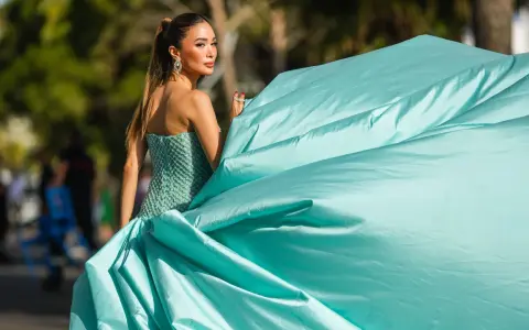 Eine Dame im mintgrünen Glitzerkleid mit voluminösem Rock, perfekt für den Black Tie Dresscode Damen.