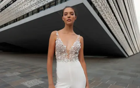 Moderne Braut: Ein weißer Jumpsuit mit funkelndem Oberteil, perfekt um einen Jumpsuit zu kombinieren Hochzeit.
