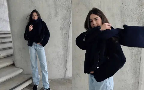 Stylisches Outfit für kalte Tage: Dunkelblaue Teddyjacke, passender Schal und helle Jeans. Perfekt für den Winter.