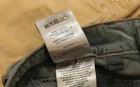 Pflegeetikett für Jeans: Waschen bei 30°C, separat, auf links. Bügeln auf links. Vorsicht: Farbe kann abfärben.