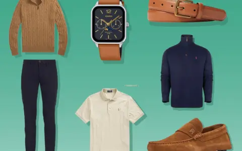 Hochwertige Kleidung im "old money style": Strickpullover, Chino-Hose, Polo-Shirt, Sakko, Ledergürtel, Uhr und Mokassins.