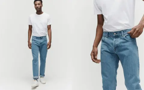 Mann in blauer Jeans und weißem T-Shirt. Ein Beispiel, wie man blaue Jeans kombinieren kann, lässig und stilvoll.