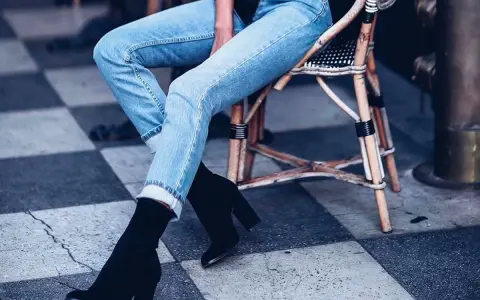 Lässiger Look: Jeans mit hochgekrempeltem Saum und schwarzen Stiefeletten. Perfekt, um Boots mit Jeans zu kombinieren.