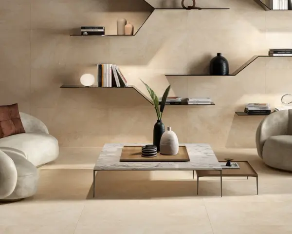 Beige Wandfliesen und Möbel schaffen eine warme Atmosphäre. Dunkle Akzente wie Vasen und Bücher zeigen, welche Farbe passt zu Beige.