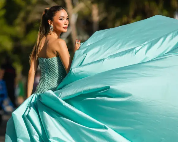 Eine Dame im mintgrünen Glitzerkleid mit voluminösem Rock, perfekt für den Black Tie Dresscode Damen.