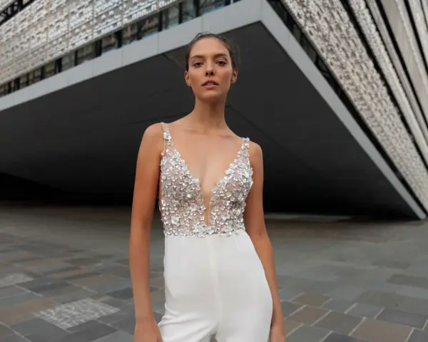 Moderne Braut: Ein weißer Jumpsuit mit funkelndem Oberteil, perfekt um einen Jumpsuit zu kombinieren Hochzeit.