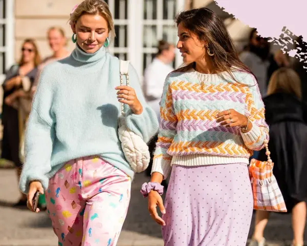 Zwei Frauen in pastellfarbenen Outfits, die sanfte Töne wie Hellblau, Rosa und Lavendel zeigen. Sie verkörpern den Charme von pastellfarben.