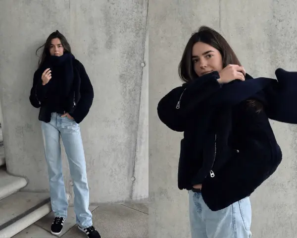 Stylisches Outfit für kalte Tage: Dunkelblaue Teddyjacke, passender Schal und helle Jeans. Perfekt für den Winter.