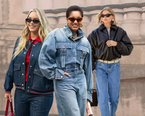Drei Frauen zeigen, wie man Mom Jeans kombiniert: mit Jeansjacke, Lederjacke und sportlichem Top.