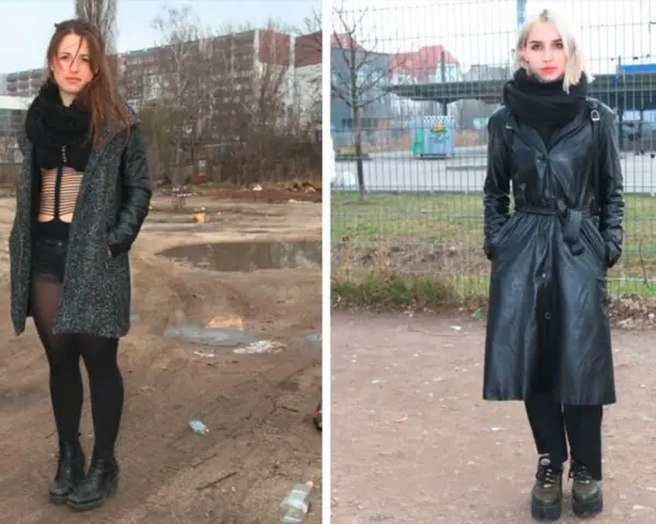 Zwei Frauen in Berlin, bereit für einen Clubbesuch. Links mit grauem Mantel und Korsett, rechts im schwarzen Leder-Outfit. Perfektes Berghain Outfit.