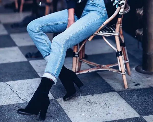 Lässiger Look: Jeans mit hochgekrempeltem Saum und schwarzen Stiefeletten. Perfekt, um Boots mit Jeans zu kombinieren.