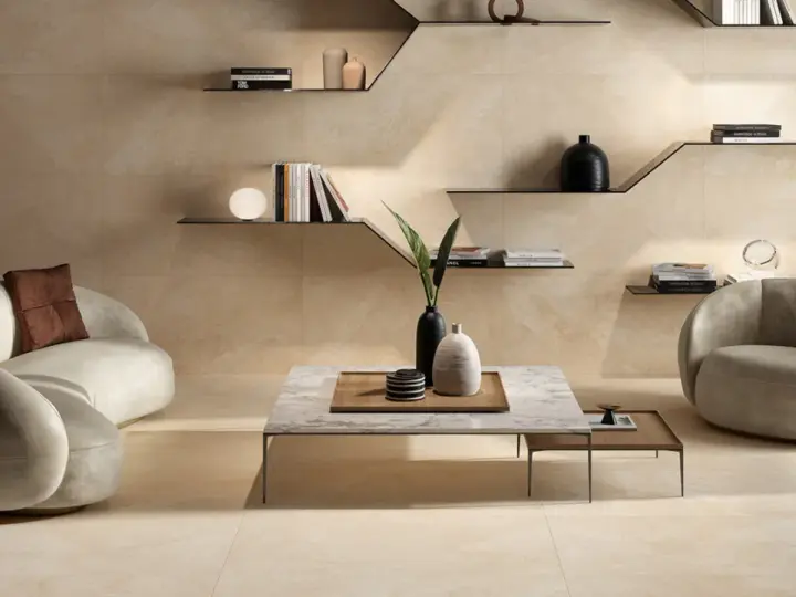 Beige Wandfliesen und Möbel schaffen eine warme Atmosphäre. Dunkle Akzente wie Vasen und Bücher zeigen, welche Farbe passt zu Beige.